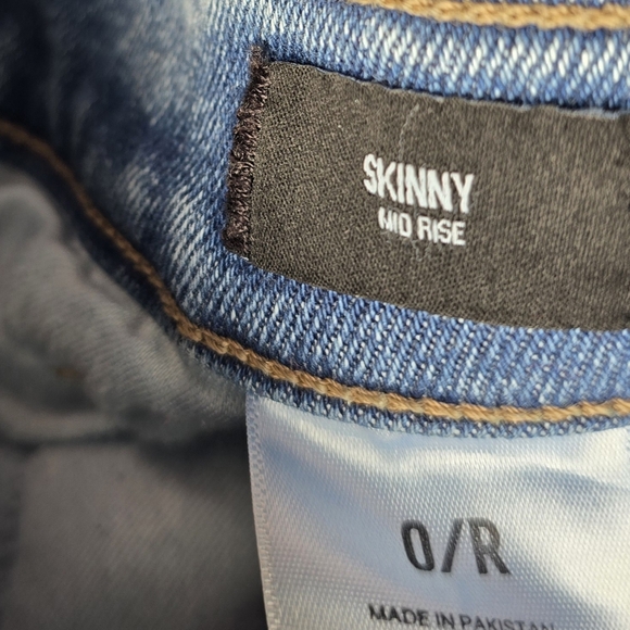 Express Mid Rise Skinny Jeans Size: 0R - Picture 2 of 5